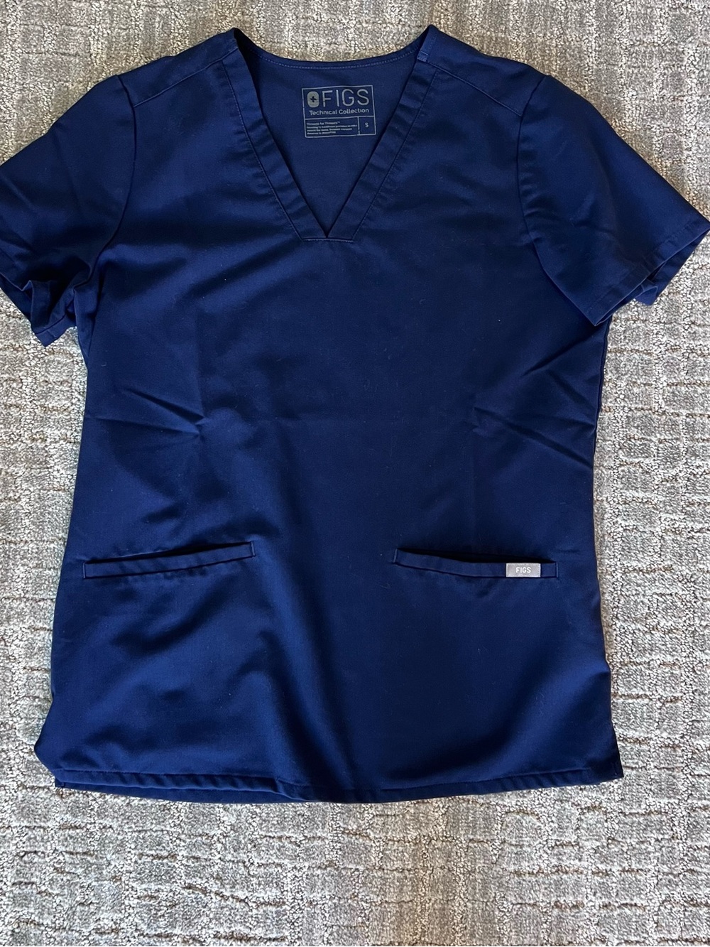 FIGS Casma Three-Pocket Scrub Top Navy